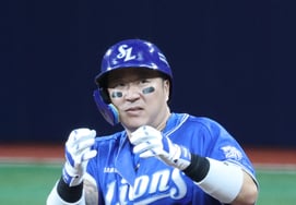 [Photo] Choi Hyung-woo hits a two-run double with bases loaded