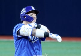 [Foto] Choi Hyung-woo vislumbra el primer puesto