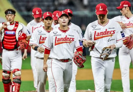 SSG logra la 'consecutiva cuarta vez de superar el millón de espectadores', barre a Hanwha tras 1.236 días... "Me alegra poder recompensar a los aficionados". Lee Seung-yong, sonriendo por las islas