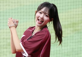[Ảnh] Kang Su-kyung, một home run với nụ cười
