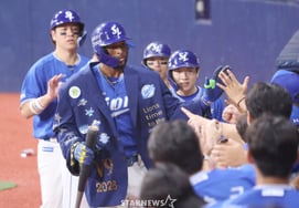 [Foto] Díaz con jonrón de bases llenas, cambia a traje de fiesta