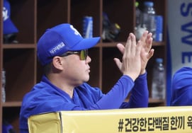 [Foto] El entrenador Park Jin-man aplaudiendo