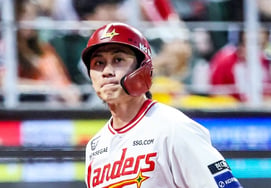 "When one thing goes well, another doesn't." A critical fielding error turned into a two-run home run and a clutch hit by an infielder who changed his own fate.