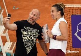 "I survived a homeless shooting and stabbing at age 13." Behind tennis goddess Aryna Sabalenka is the "survival king" coach: "From slums to Wimbledon, a life turned around."