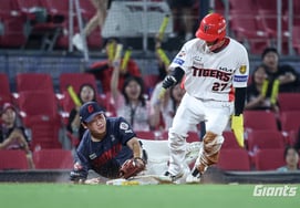 'We might face a disaster trying to uphold the unwritten rule' — Even Manager Kim Tae-hyung and Manager Lee Beom-ho admitted to throwing the towel in an 11-run deficit in the 8th inning...