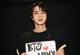 '粉丝挚爱担当♥'防弹少年团JIN荣登"2026 K-POP最强粉丝服务偶像”榜首