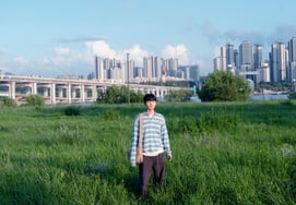 'Década de debut' SoSoobin, completa una narrativa emotiva con el actor Nam Yoon-su.. Primera recepción elogiosa del álbum regular