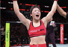 The face of the six-game winning streak powerhouse was 'covered in blood,' yet Park Bo-hyun overturned the assessment that she was "at a significant disadvantage" and advanced to the finals... defeating Abduyeva, earning praise for a "great show."