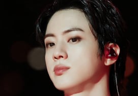 'Rey de los sold-out': Jin de BTS, chaqueta de campaña de Gucci y camiseta del concierto de Chicago se agotan una y otra vez 'Gran popularidad'