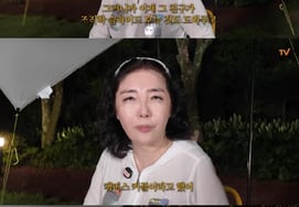 Nữ diễn viên Yeo Ye-seul đã công khai về việc phá hôn với bạn trai trước đó.
Ngày 22, Yeo Ye-seul xuất hiện trên chương trình phát thanh "Đêm sao sáng của Kim Ina" và tiết lộ rằng cô đã phá hôn 6 khi kết hôn với bạn trai hiện tại của mình.
Cô nói: "Tôi đã có một mối quan hệ khác trước đó. Chúng tôi đã đính hôn, nhưng phá hôn 6 khi kết hôn."
Khi được hỏi về lý do phá hôn, Yeo Ye-seul giải thích: "Tôi nhận ra rằng chúng tôi không phù hợp với nhau. Tôi muốn sống với ai đó mà tôi thực sự yêu thương."
Cô tiếp tục: "Tôi rất biết ơn vì đã có cơ hội để suy nghĩ lại về quyết định của mình. Nếu tôi không phá hôn lúc đó, tôi sẽ hối hận."
Về bạn trai hiện tại của mình, Yeo Ye-seul nói: "Anh ấy là một người tuyệt vời. Chúng tôi hiểu nhau rất tốt."
Khi nghe câu chuyện này, MC Kim Ina bình luận: "Bạn đã làm đúng điều cần làm. Tôi vui vì bạn đã tìm thấy người phù hợp."
Ngoài ra, diễn viên Hong Hye-kyul, người bạn của Yeo Ye-seul, cũng bình luận: "May mắn thay. Tôi vui vì bạn đã tìm thấy hạnh phúc."