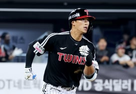 'A full 90 minutes of rain delay' — even Kim Jin-wook, who was trusted, collapsed with 4⅓ innings and 7 earned runs. Lotte shocked by four-game losing streak; LG wins via 7th-inning rain-shortened game [Busan on-site review]