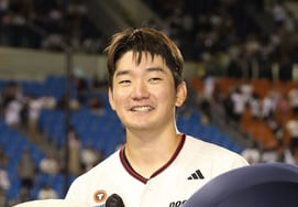 'Three consecutive errors' self-blaming 'just' 24-year-old infielder, finally let go of mental anguish with his first-ever back-to-back home runs! An Jae-seok finally smiles