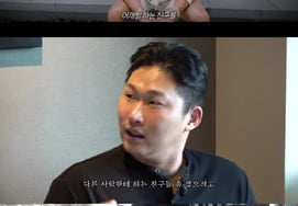 チュ・ソンフンとスウィングスが日本の渋谷で『肩パン』を探しに出かけた 「ちょっと叱ってやらないと」