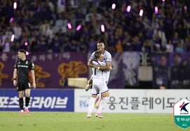 ¡Qué suerte para el entrenador Yoo Byung-hoon en su partido número 100! 'Gol de empate sorpresa' por error del portero rival... Empate 1-1 entre Anyang y Bucheon [Resumen desde Bucheon].