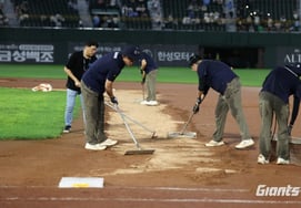 'Waited 51 minutes → Threw 6 pitches → Waited another 40 minutes' LG used two relievers for just two outs; Busan’s sky was unkind [Busan Field Report]