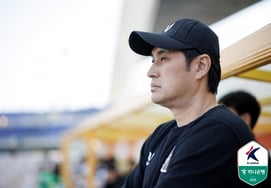 "It is true that the mood was not good after the 0-7 defeat against Seoul." Sudden resignation rumors for Yoo Byung-hoon coach... He achieved promotion and survival, yet 'leaving like this'?