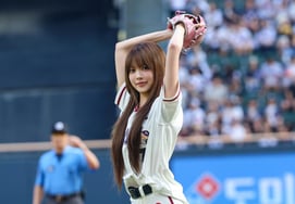 '勝利の妖精' ルセラフィムのホン・ウンチェ、ドゥサンの逆転勝利の奇跡を起こした..始球式をすれば勝利！
