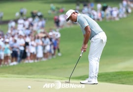 ¡Qué gran resistencia! «¡Incluso redujo cinco golpes!» Ascenso vertical de 10 posiciones en la clasificación... Kim Si-woo da un salto al 13º puesto compartido tras la tercera ronda del evento final de los Playoffs del PGA Tour, con una diferencia de siete golpes respecto al líder.