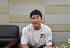 '36SV→.300 Hitter → Released' 36-Year-Old Saves Champion Throws Again at 140 km/h "Some might say I'm just prolonging my career... but I want to let go without lingering regrets" [Interview]