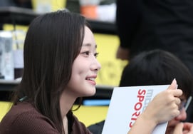 [Ảnh] Tiếp viên dẫn chương trình Jeon Shin-young, nàng tiên lõm đồng tiền của giới bóng chày