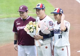 [Ảnh] Yang Ui-ji 2000 trận đấu - 2000 hits, Park Chan-ho - Choi Joo-hwan tặng hoa chúc mừng