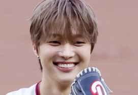 [Photo] &TEAM's Uju "Embarrassed and ashamed by the ceremonial first pitch"