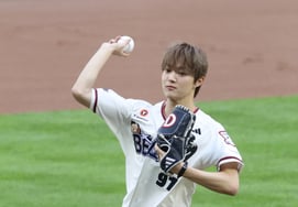[Photo] &TEAM's Euiju, a physical presence that overwhelms starting pitcher Choi Min-seok