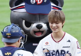 [Photo] &TEAM's Jiwoo: "I ruined the pitch, but please let us win"