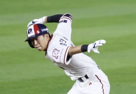 [Photo] Kim Min-seok hits a two-run double and performs an idol-style ceremony