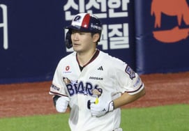 [Foto] An Min-seok con su «modesto regreso de jonrón»