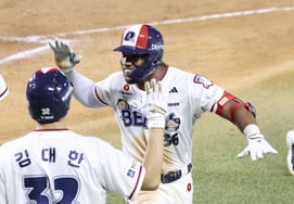 [Foto] Severino conecta jonrón de tres carreras y celebra con una danza