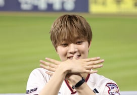 [Photo] &TEAM's Uju, a wingbeat that roared with a mighty shout