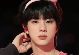 防弹少年团成员JIN芝加哥演唱会发带“售罄大乱”……“售罄之王”威严尽显