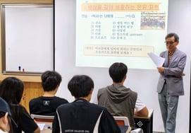 El maestro de la educación universitaria se pone al frente del aula en una región de transición de la industria del carbón.