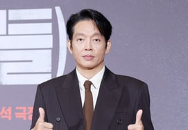 Park Ji-hwan gives a thumbs-up while looking at the camera [★Photo]