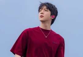 BTS (BTS) Чжин стал героем «супер-огромного рекламного щита» в рамках проекта IdolPick, заняв первое место 67 недель подряд.