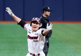 'Not Reyes or Koo Ja-wook': Who Will Be the Second-Half Batting Champion? 'This Player' Receives a 'Radical Gift' of 600 Million Won More