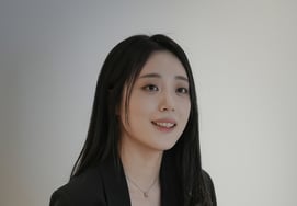 インタビューを受けるチョン・チェヨンPD [★フォト]