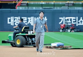 [Photo] "The weather is great for baseball if it doesn't rain!" KBO Game Operations Committee Member Han Yong-deok