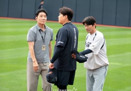 [Photo] 'Two Hanwha alumni's gaze toward Ryu Hyun-jin'
