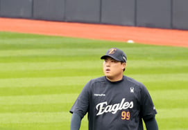 [Photo] 'Stretching in the outfield' Ryu Hyun-jin