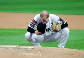 [Photo] 'Oh, God of Baseball...' KT's Daniel