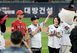 [Photo] "Baseball is love!" Kim Chung-young, Speaker of Iksan City Council