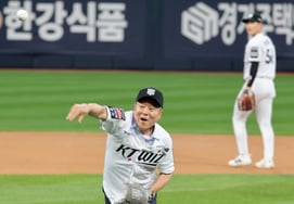 [Photo] "Have you played baseball?" Iksan City Council Kim Chung-yeong (Chairman)