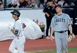 [フォト] ソロホームランのチャン・ジンヒョクと見守るノ・シファン