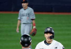 [Foto] Han Seung-tak logra base con doble en el segundo inning inferior