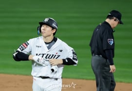 [Foto] 'En la parte baja del segundo inning, jonrón de una carrera y doble con base' Choi Won-jun