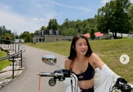 Lee Si-young, người mẹ ly hôn lái xe máy mặc áo bra như thế nào