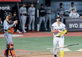 [Foto] Tras un pase intencional en la parte baja del primer inning, base por bolas y base por bolas: Ahn Hyun-min