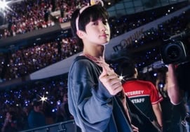 'Rey del sold-out' BTS Jin, belleza deslumbrante y un espectáculo fantástico... sacudió la ciudad del viento de Chicago, alcanzando el puesto 1 en las tendencias en tiempo real